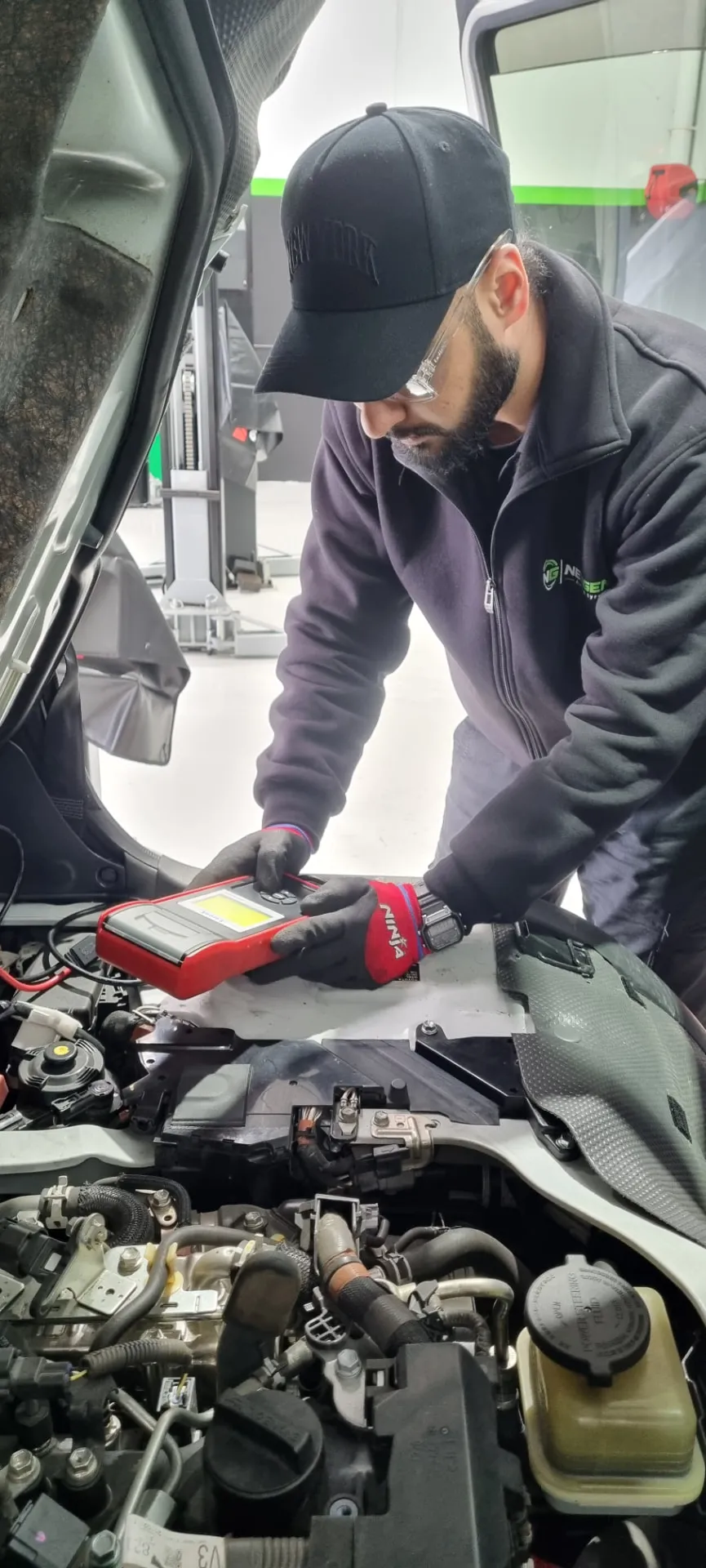 Battery and charging system diagnostic under the bonnet