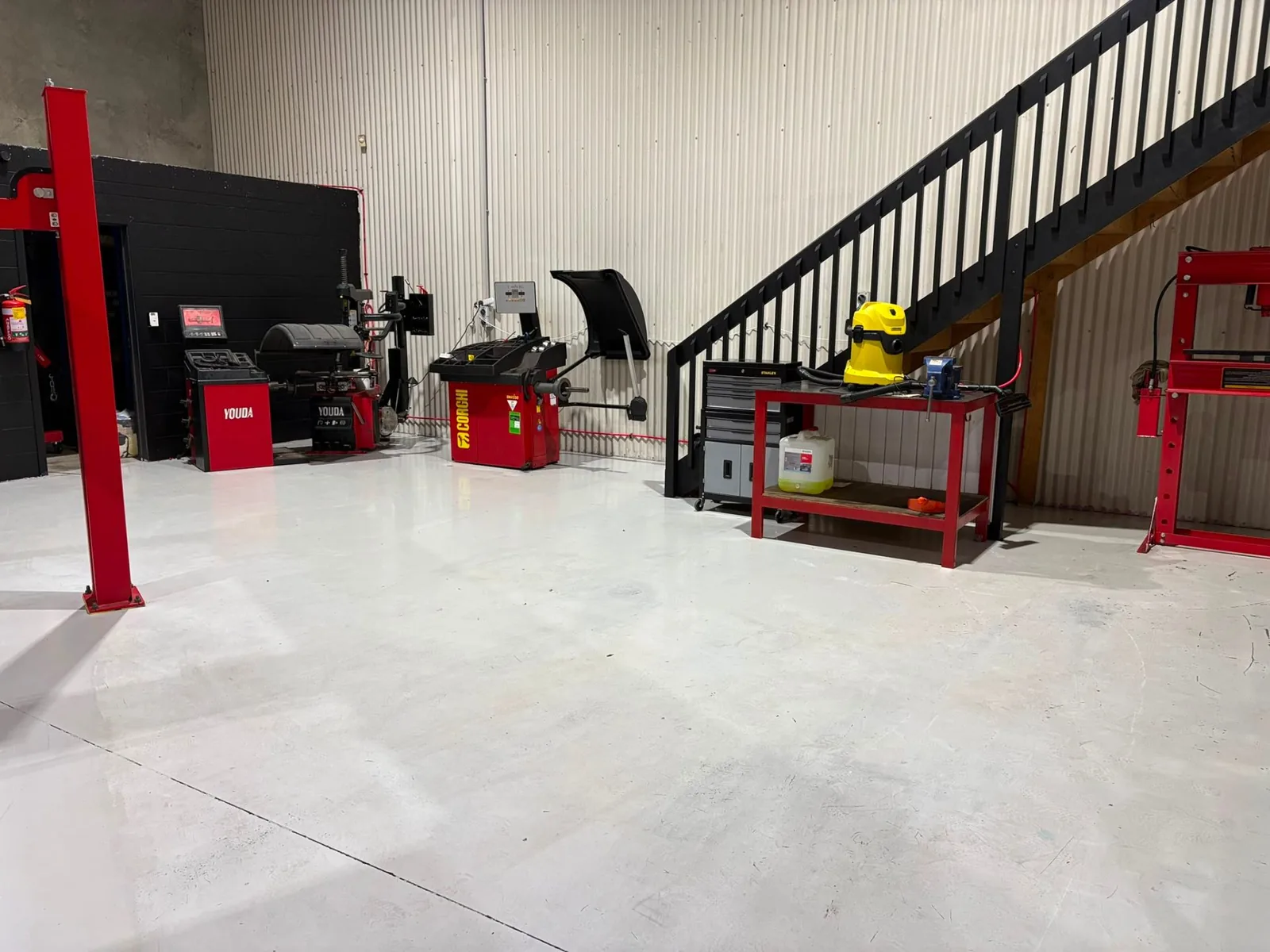 Corghi tyre changer and Youda balancer setup