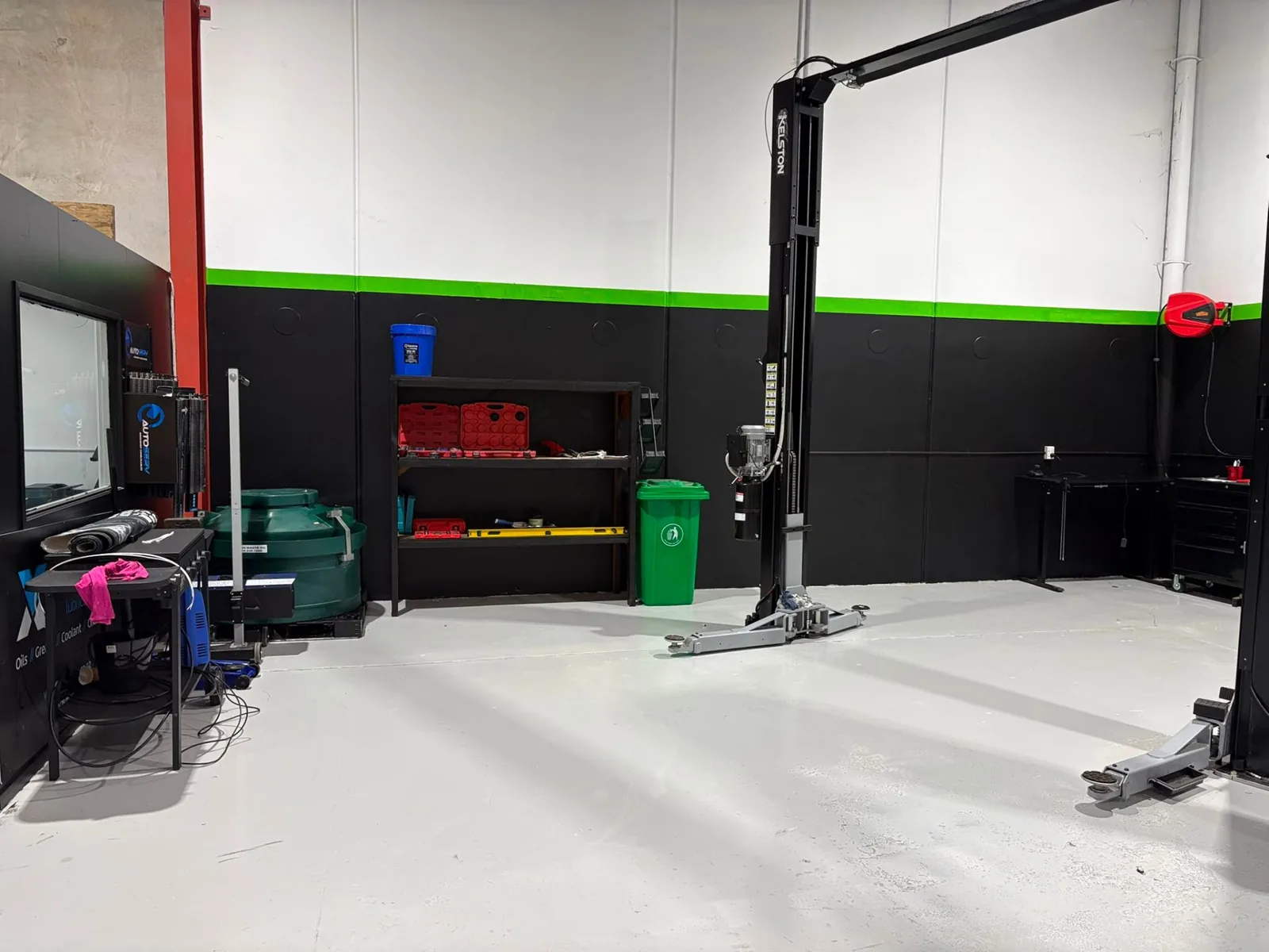 Tyre changer, wheel balancer and press bay